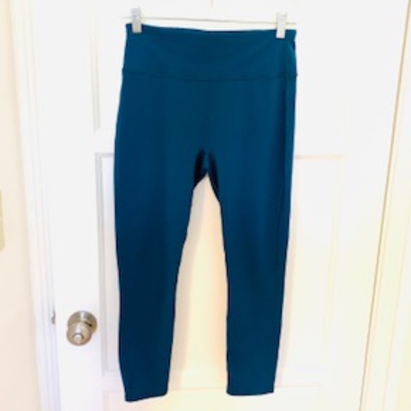 Fabletics Teal Blue/Green Capri Leggings with Back Waist Pocket - Medium - Picture 4 of 8